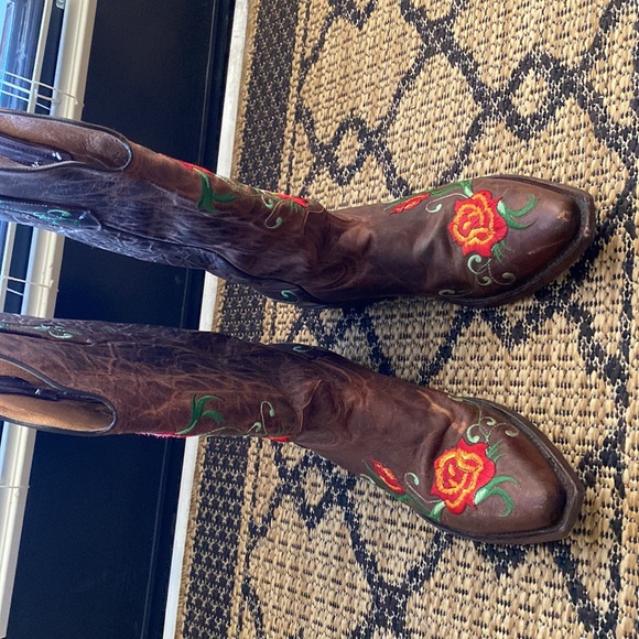 Excellence in motion wearing a fabulous Johnny Ringo boots🌺🌸🌺 - Picture 2 of 15